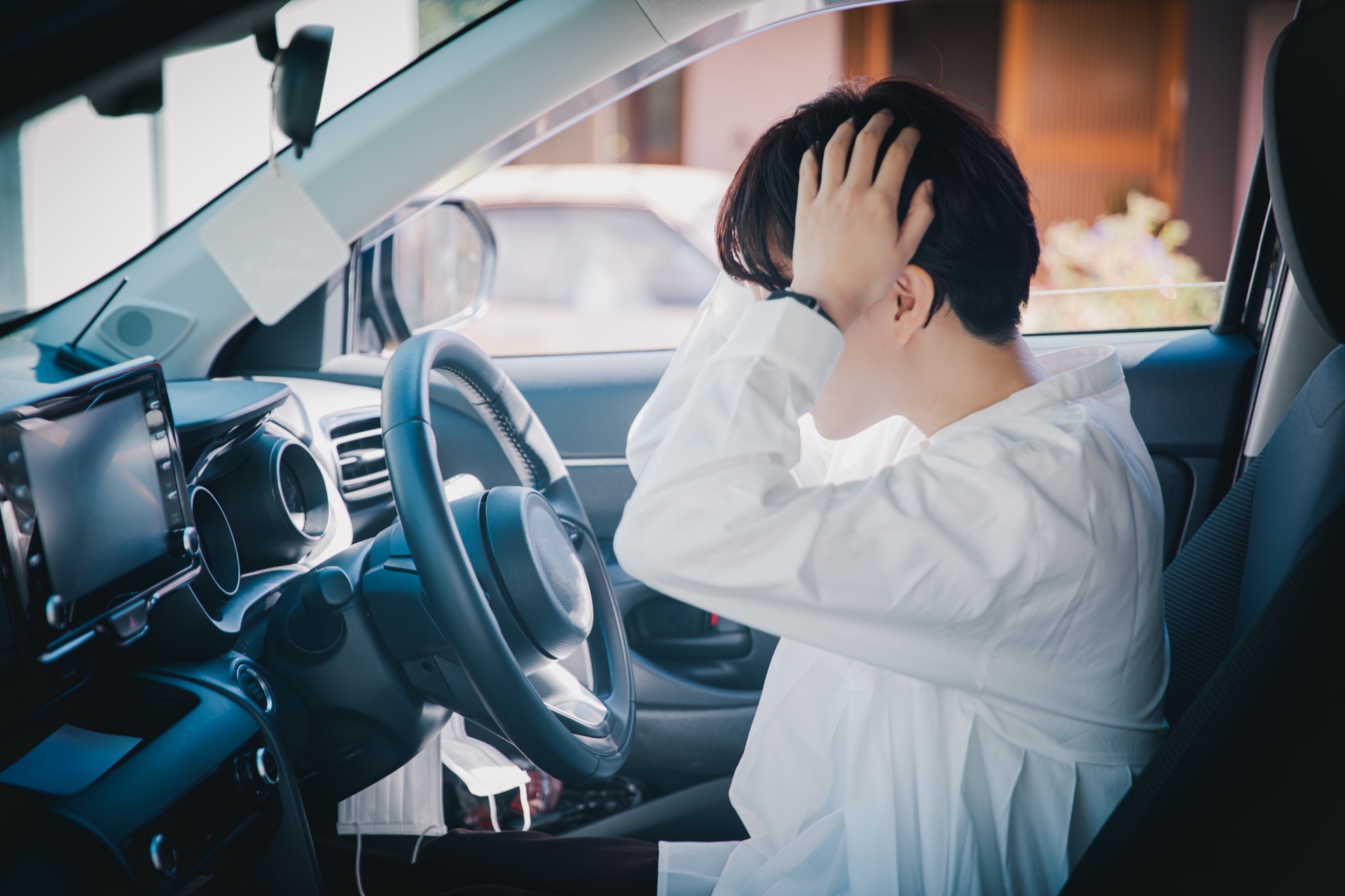 事故のあと運転席で頭を抱えるドライバー