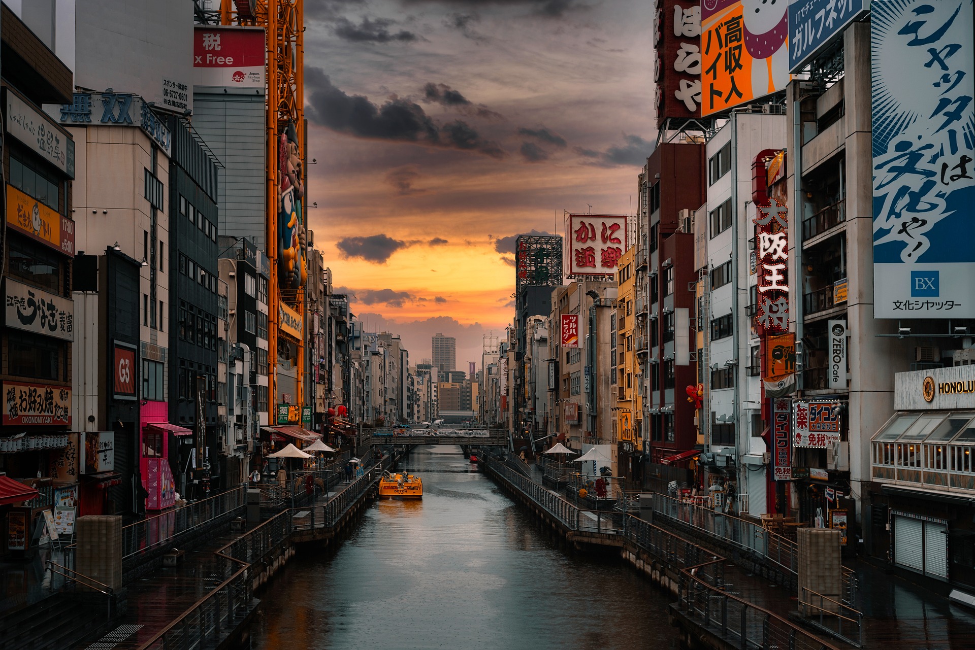 夕暮れの大阪・道頓堀