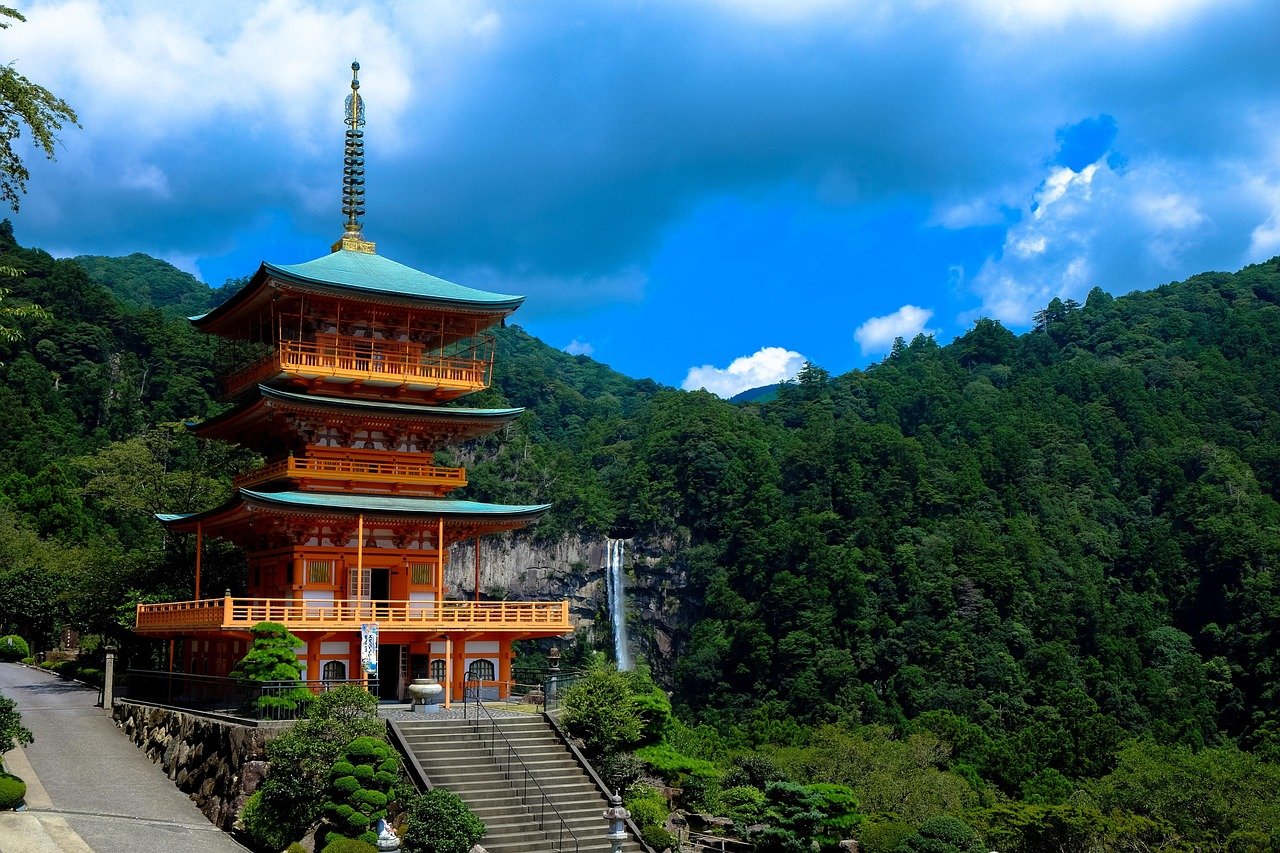 山あいに建つお寺の三重塔